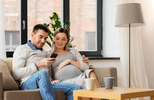 Futuros papás usando algunas de las aplicaciones para elegir el nombre del bebé.