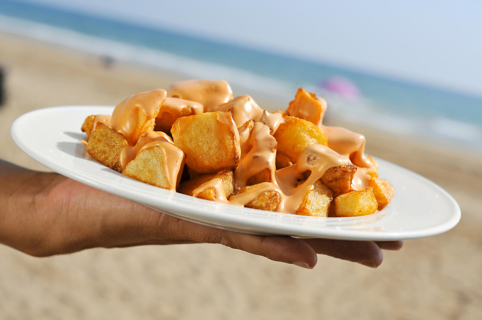 Patatas bravas preparadas en un chiringuito de la playa.