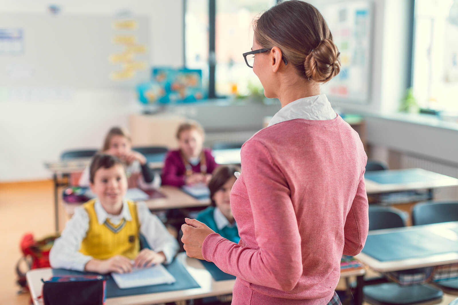 Profesora dando clase a sus alumnos teniendo presente la sociología de la educación.