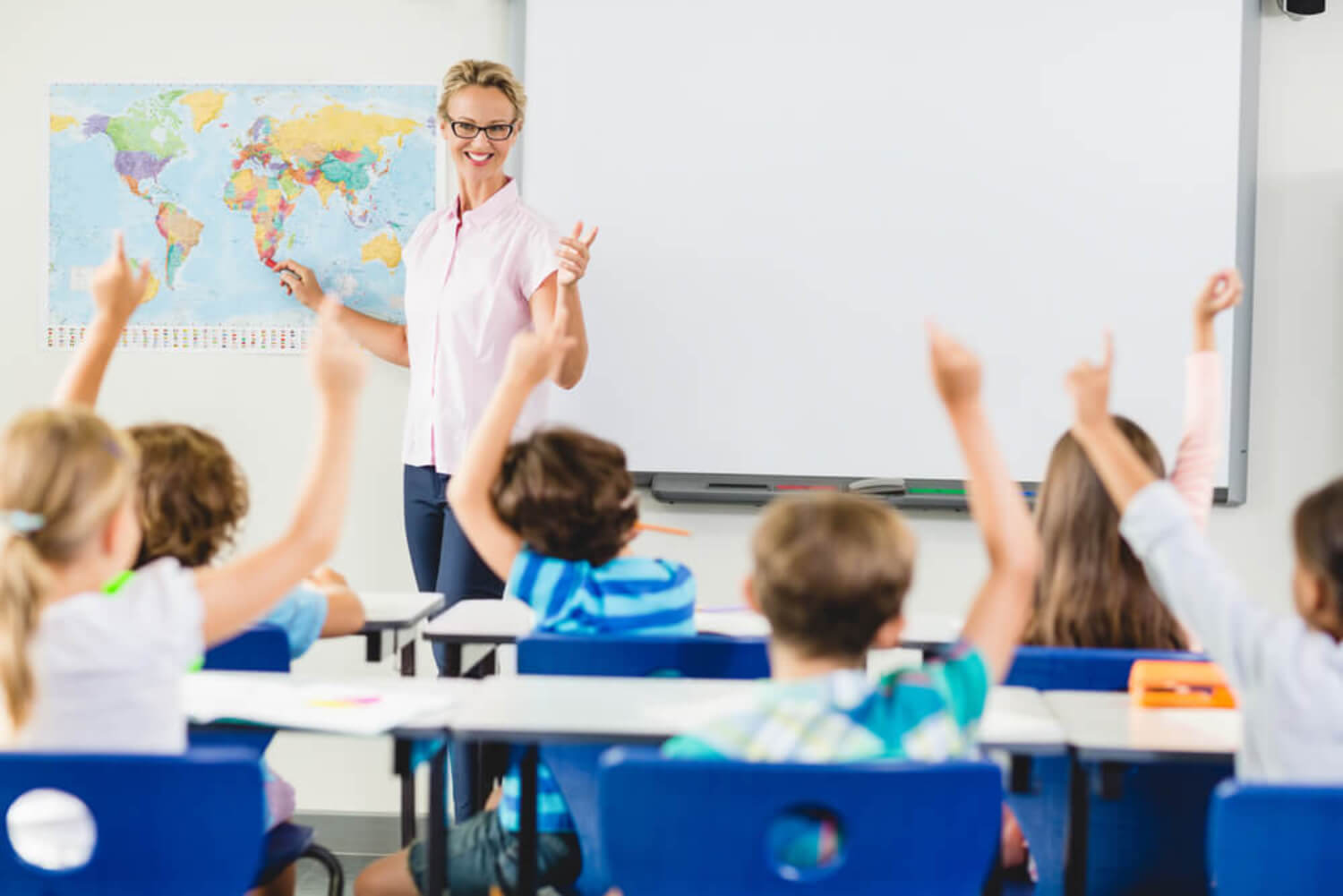 Une enseignante en classe avec ses élèves.