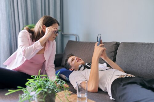 Adolescente enseñando a su madre a usar las redes sociales para salvar la brecha generacional.