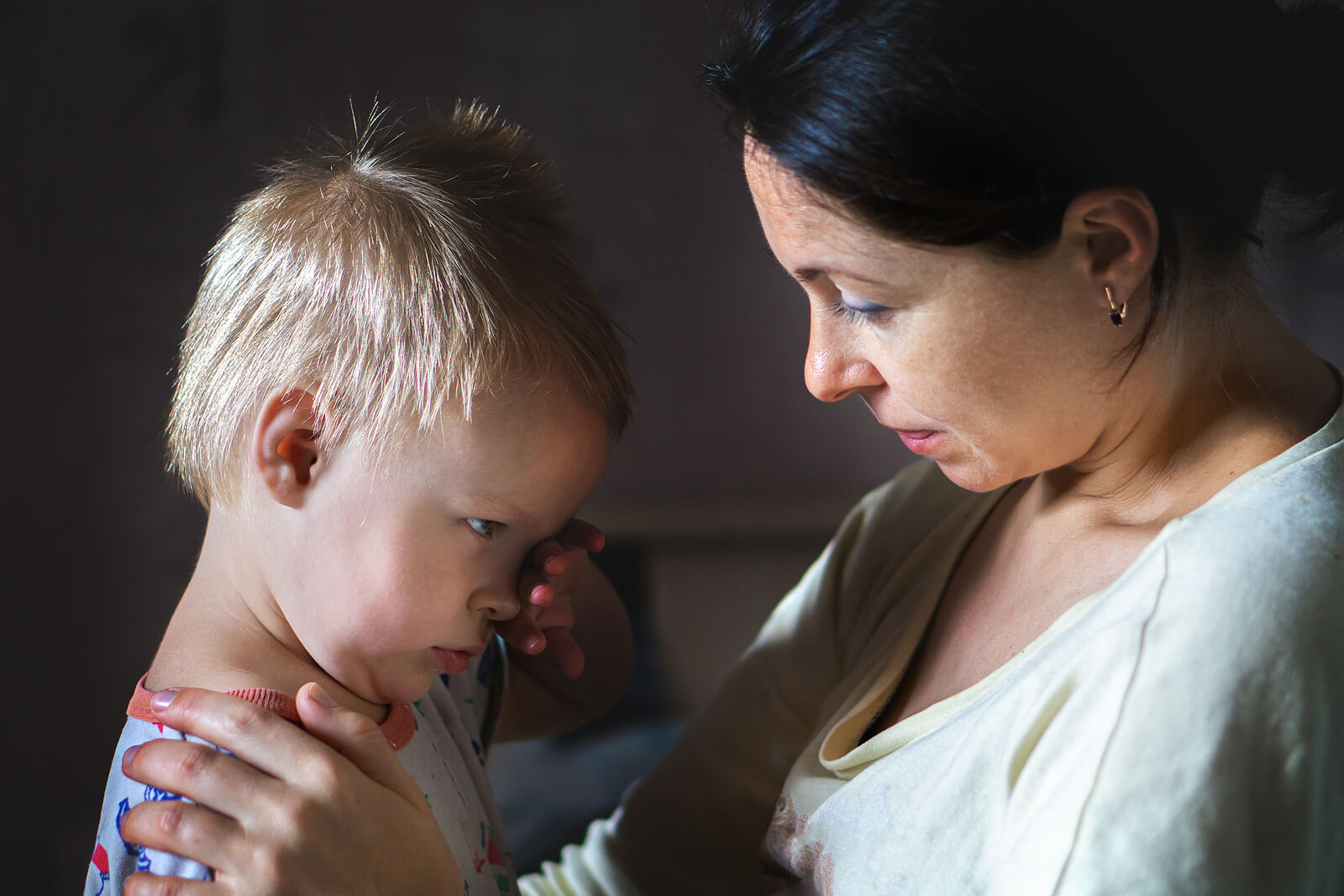 Mère parlant à son fils en colère.