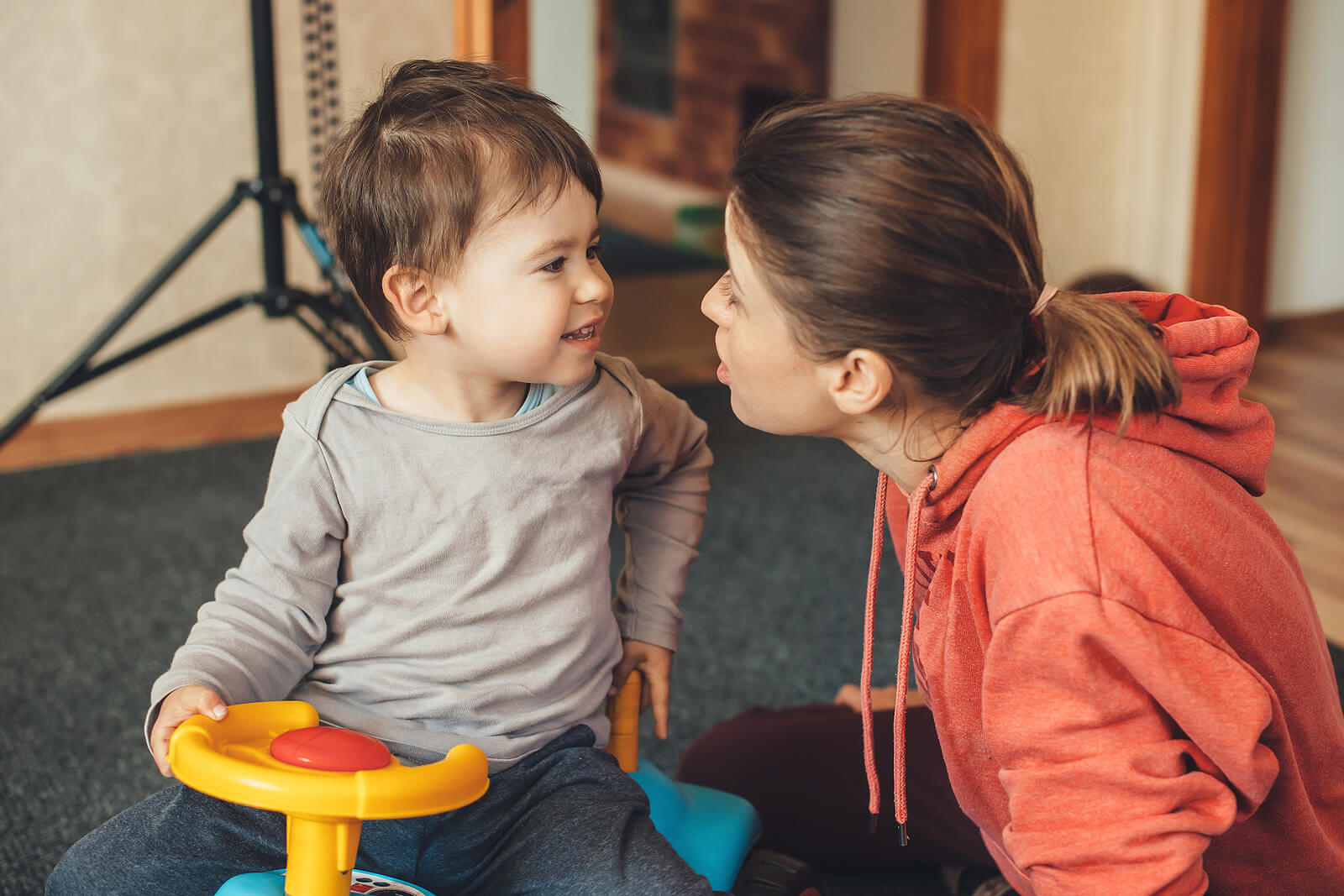 Madre usando las técnicas para hablar sobre los extraños a un niño con su hijo.