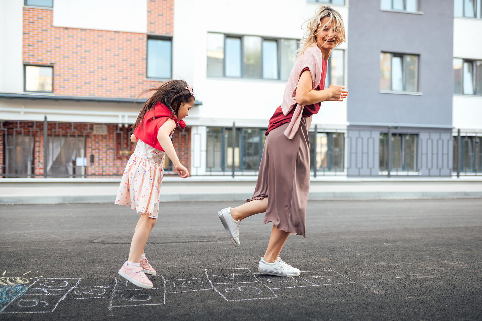 Madre e hija jugando a la rayuela.