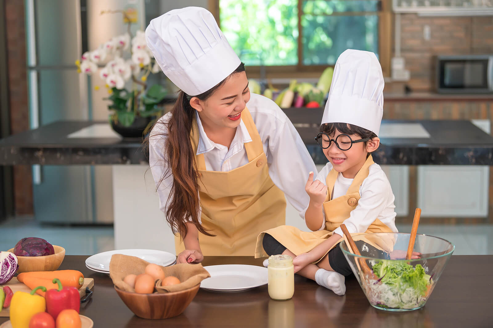 Madre e hijo cocinando juntos para fomentar la inteligencia de los niños.