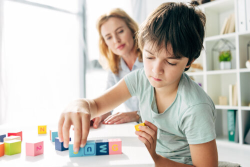 Madre usando trucos para enseñar inglés a los niños con dislexia con su hijo.