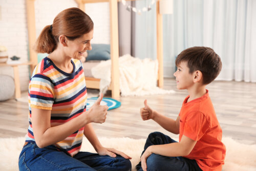 Madre jugando con su hijo para ampliar su vocabulario.