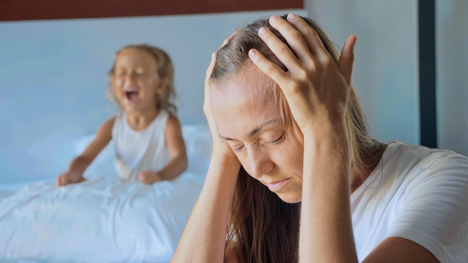 Madre desesperada con dolor de cabeza debido a los gritos de su hija.
