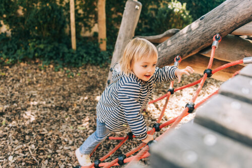 Niña jugando en el parque como parte del juego no estructurado.