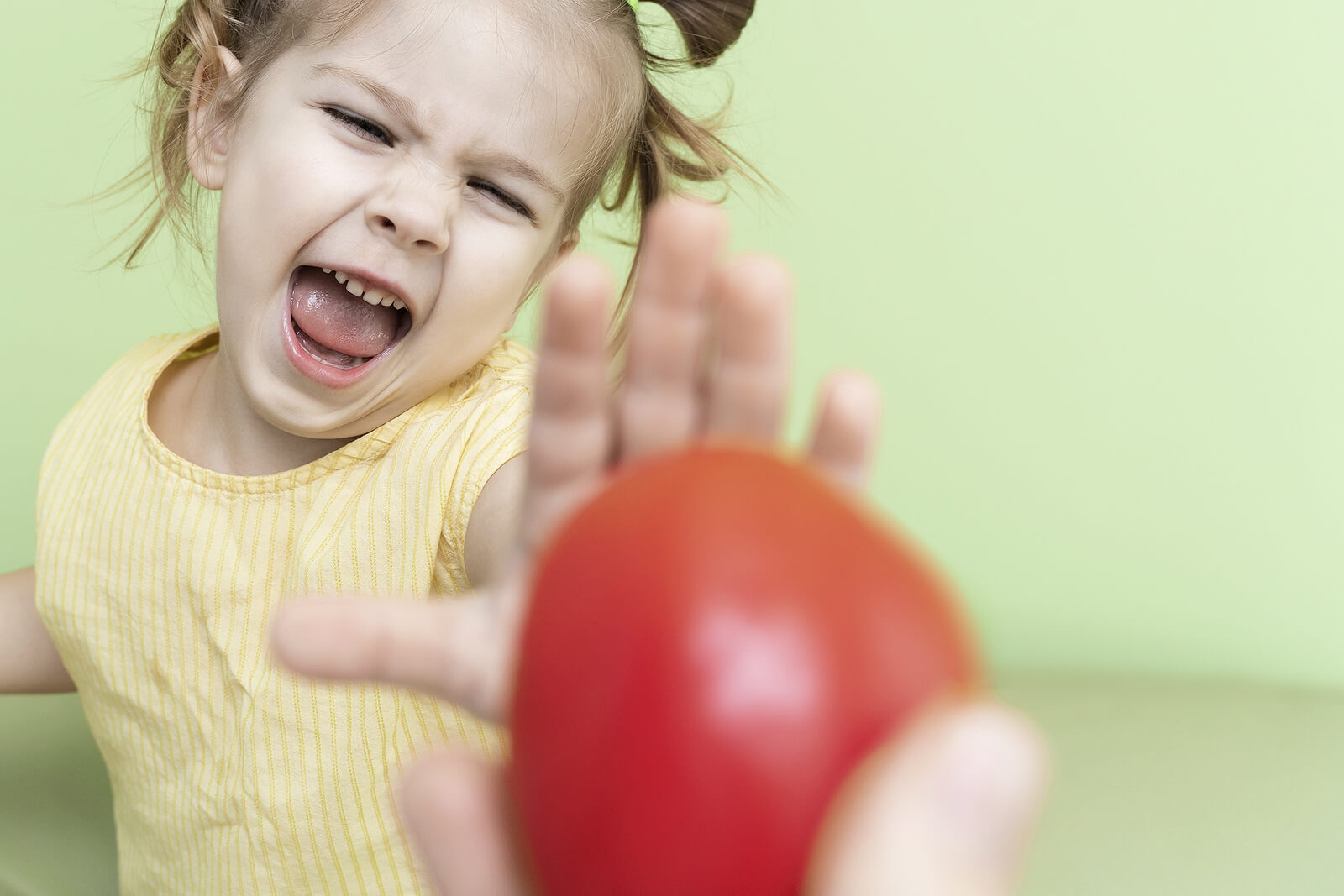 Niña rechazando la comida porque tiene miedo a atragantarse.