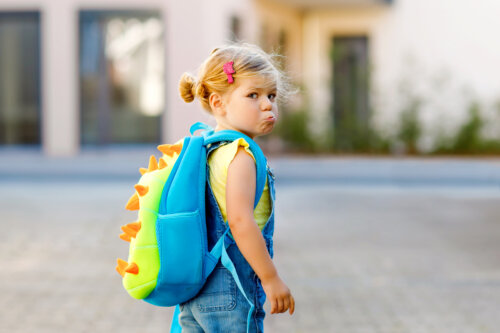 Niña triste porque no quiere ir al colegio.