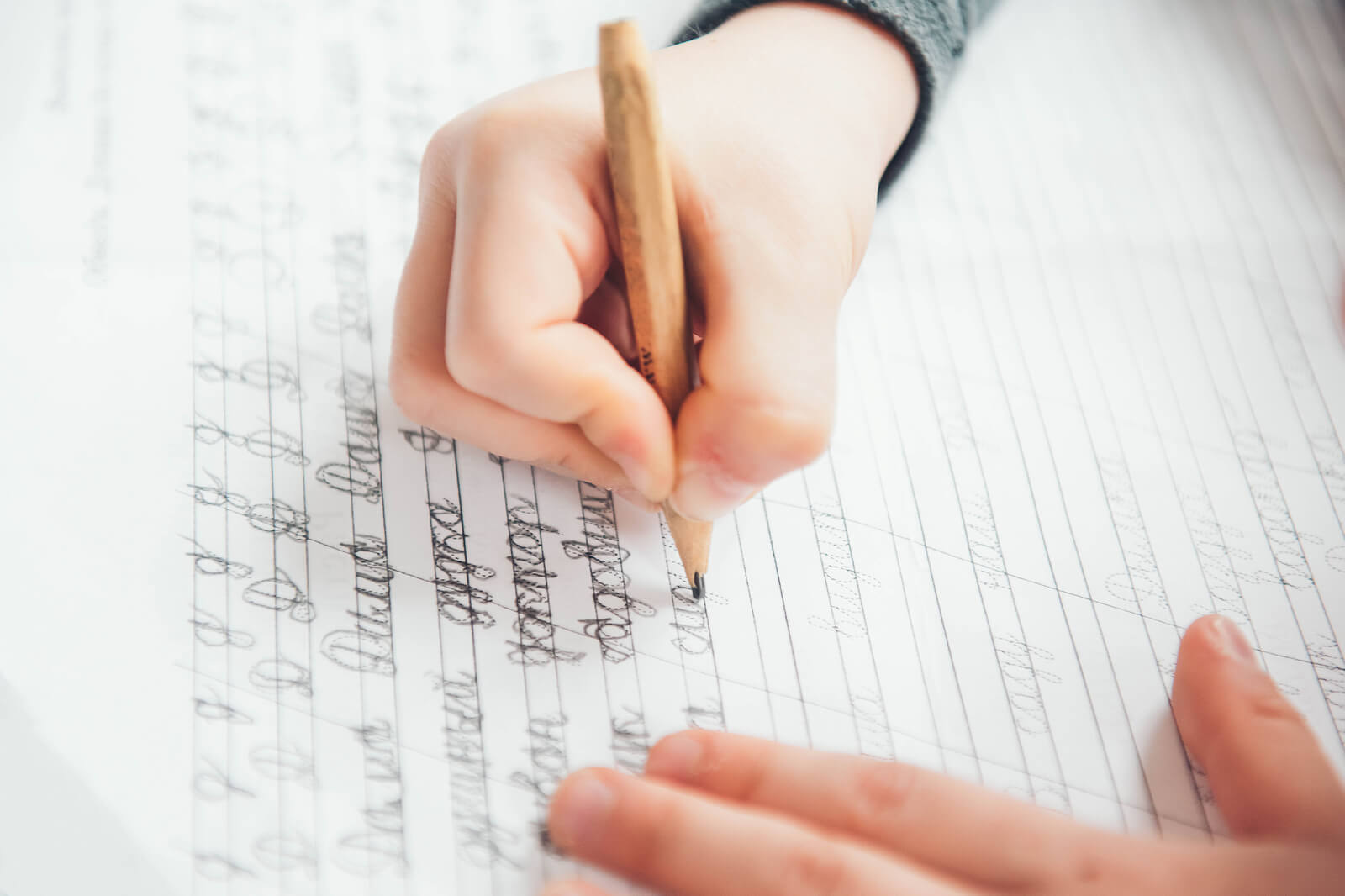 Niño aprendiendo a escribir en un cuaderno.