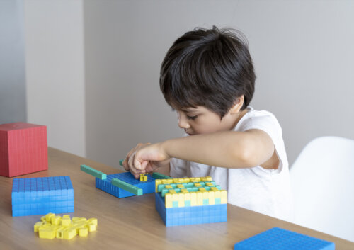 Niño aprendiendo habilidades matemáticas con bloques.