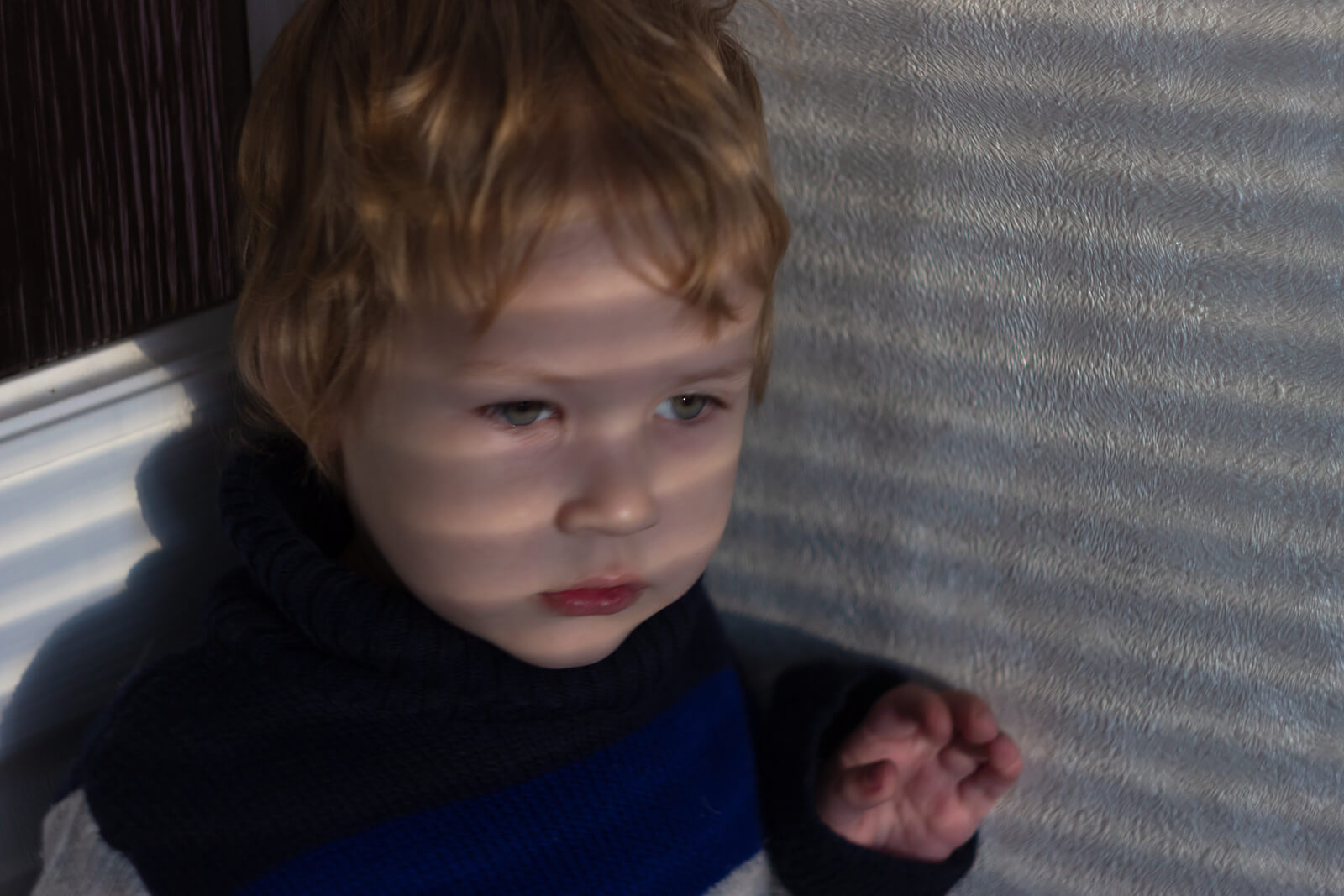 Niño con miedo a los ruidos fuertes al que hay que hacerle el test de los tres deseos.