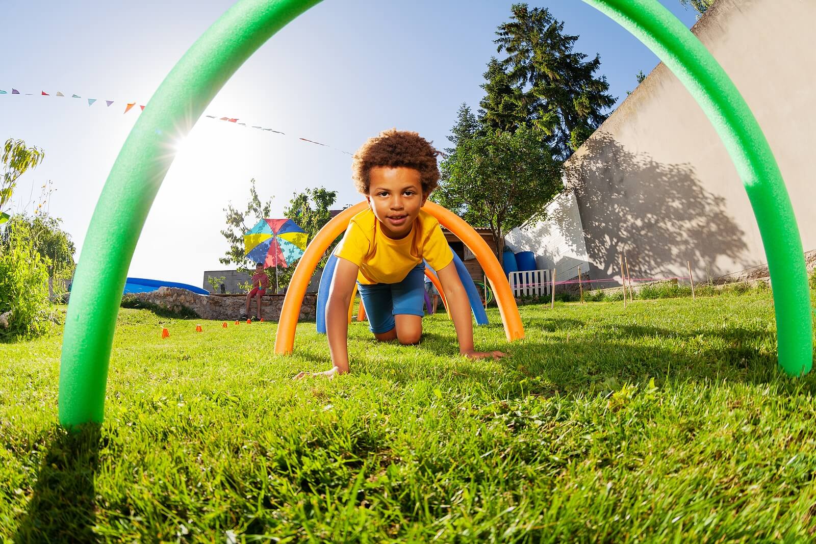 Niño haciendo una carrera de obstáculos.