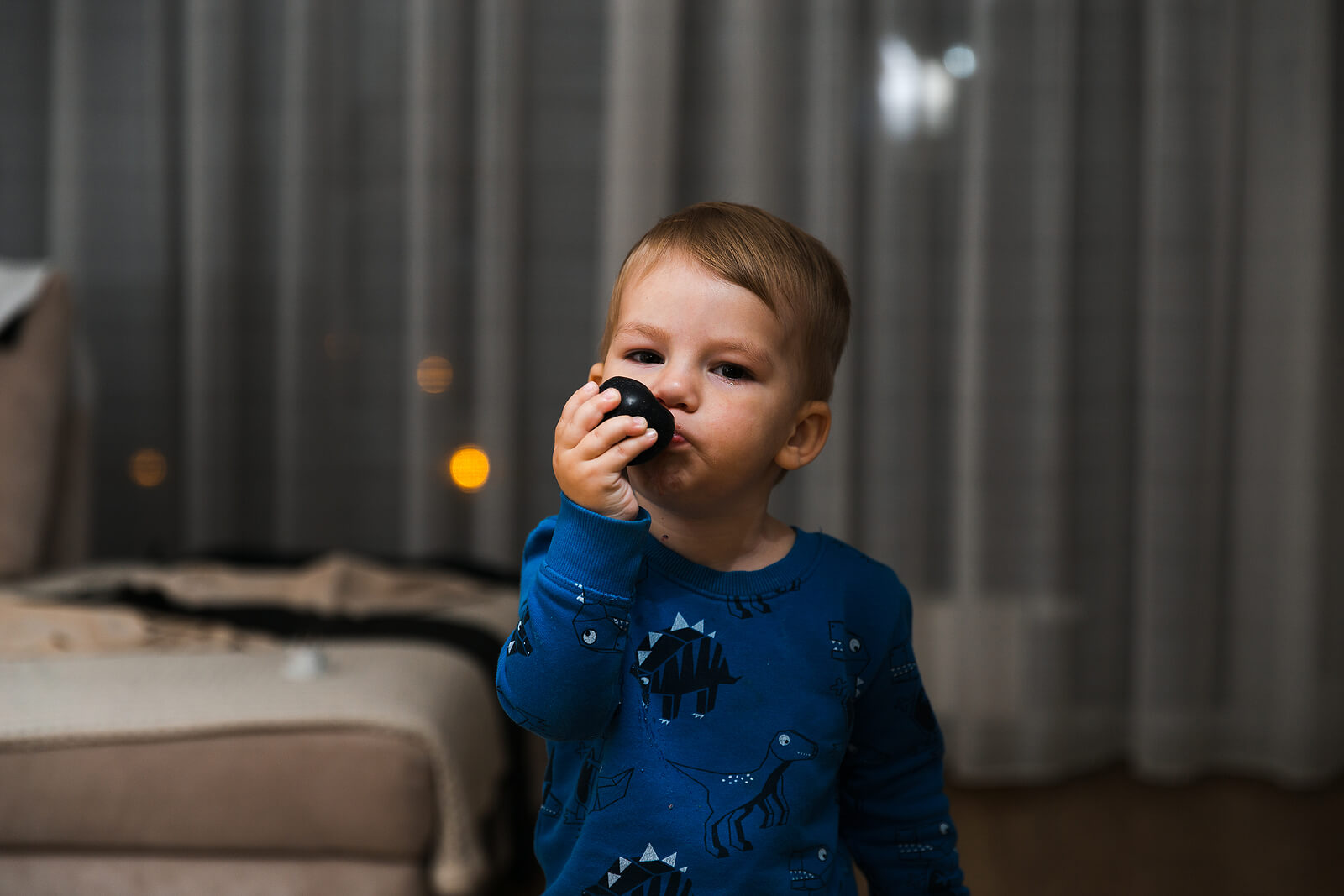 Niño con algo en la boca.