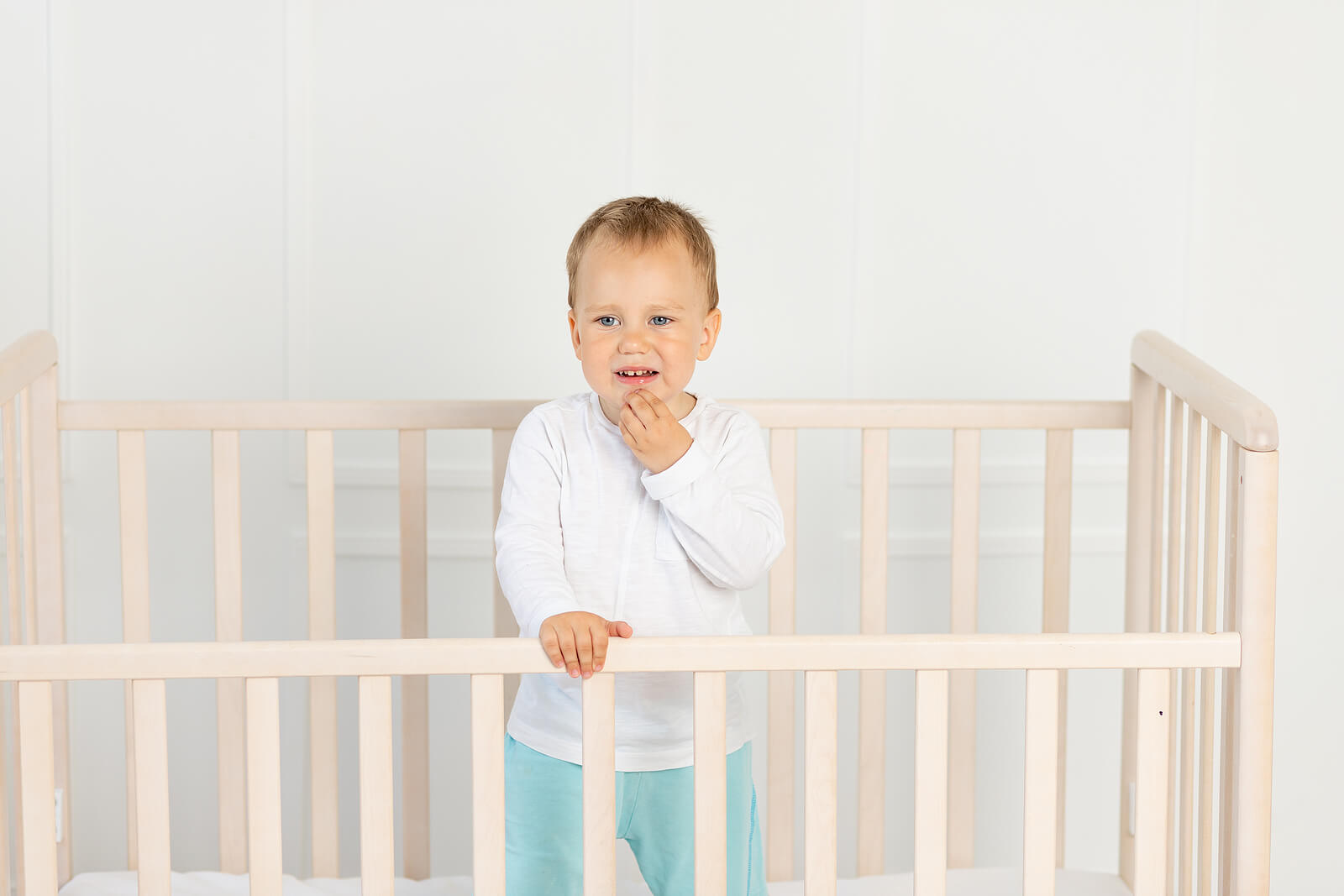 Bambino che piange nella sua culla dopo aver spostato il bambino nella sua stanza.