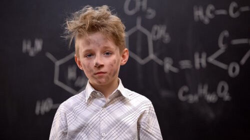 Niño frustrado tras un experimento fallido.