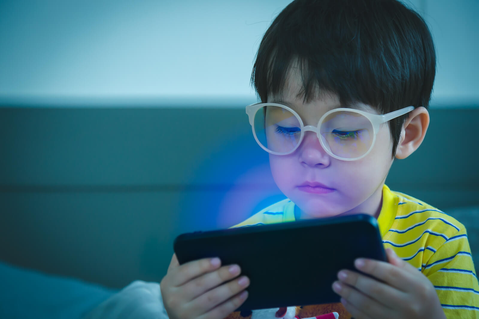 El teléfono móvil no es un juguete para niños