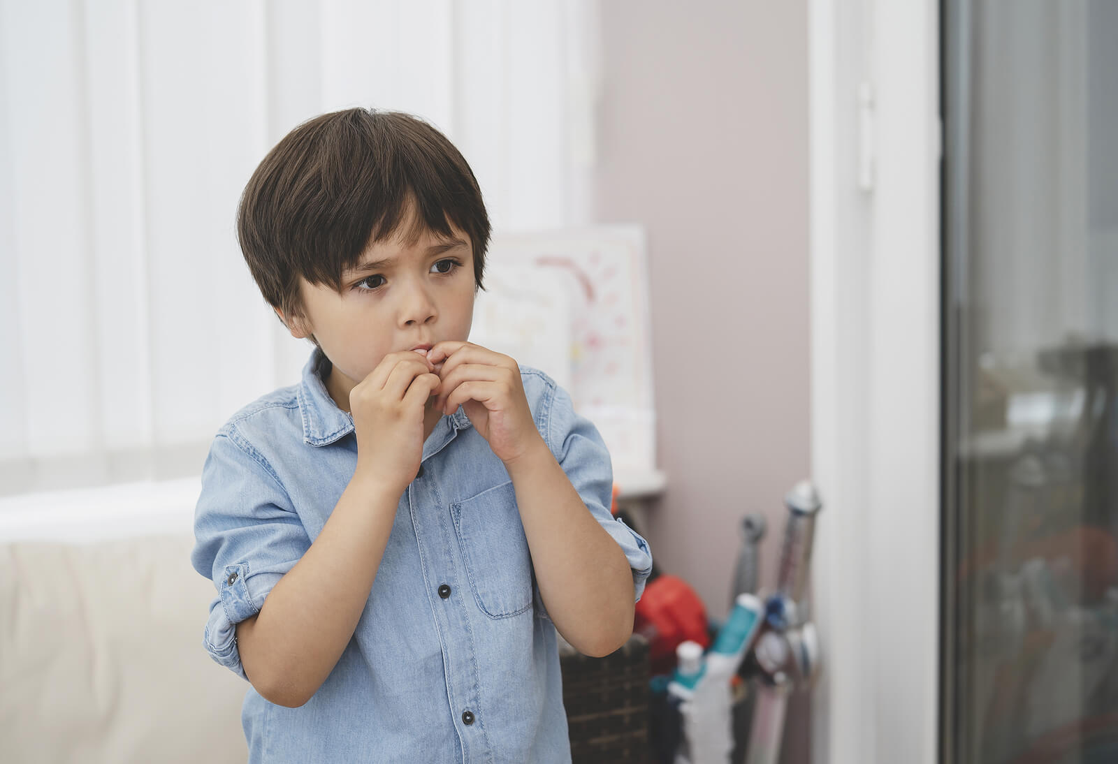 Niño intentado controlar su conducta impulsiva.