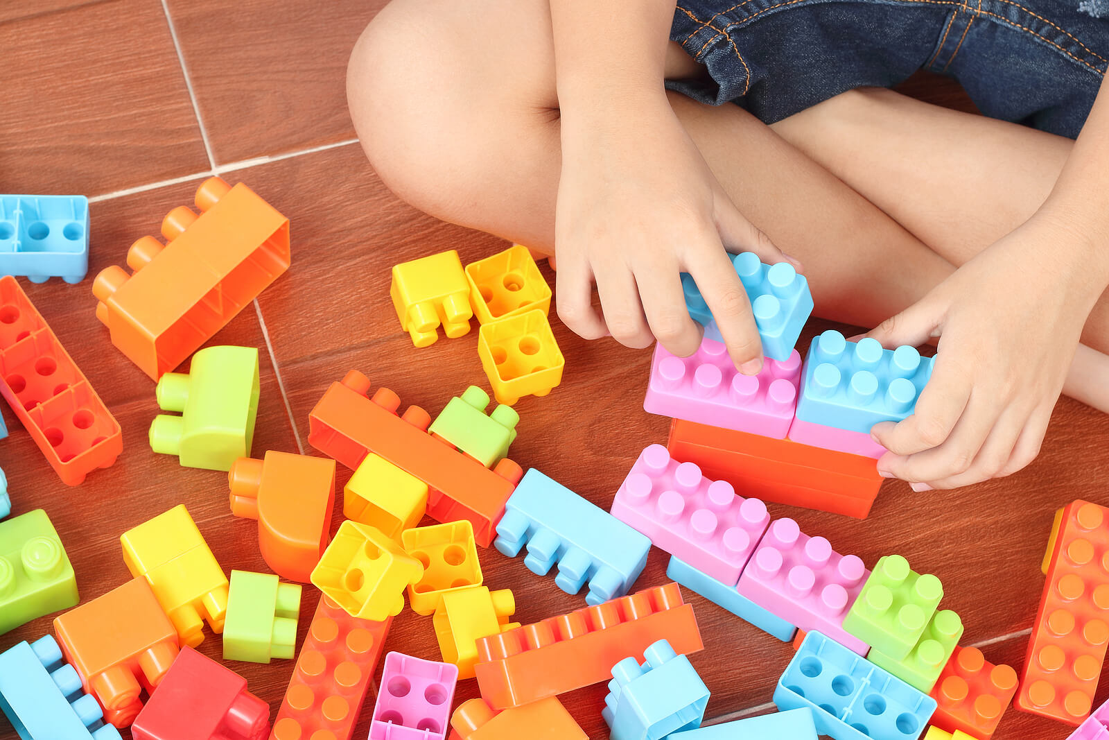 Niño jugando con el LEGO Education en casa.