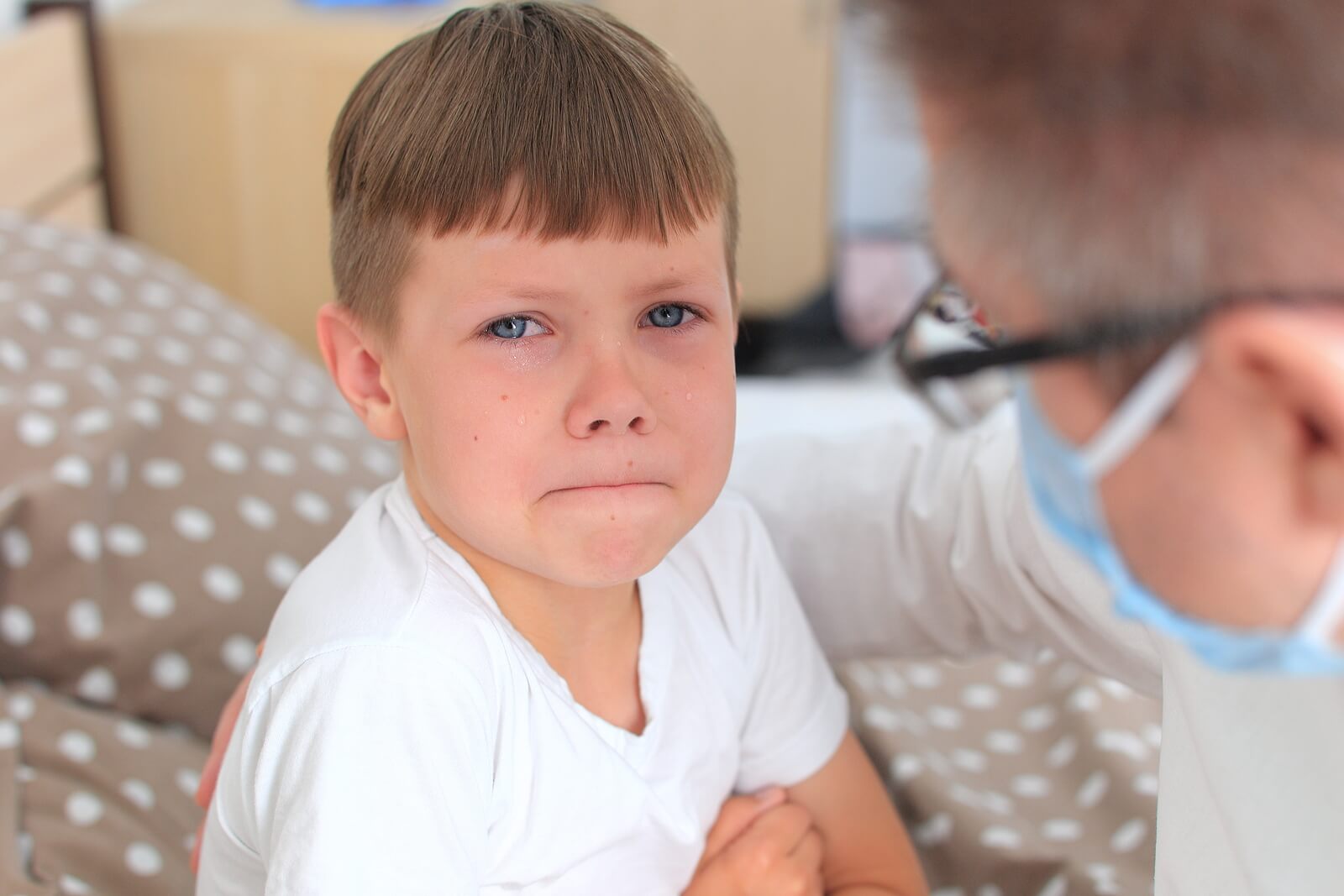 Niño llorando porque tiene miedo al médico.