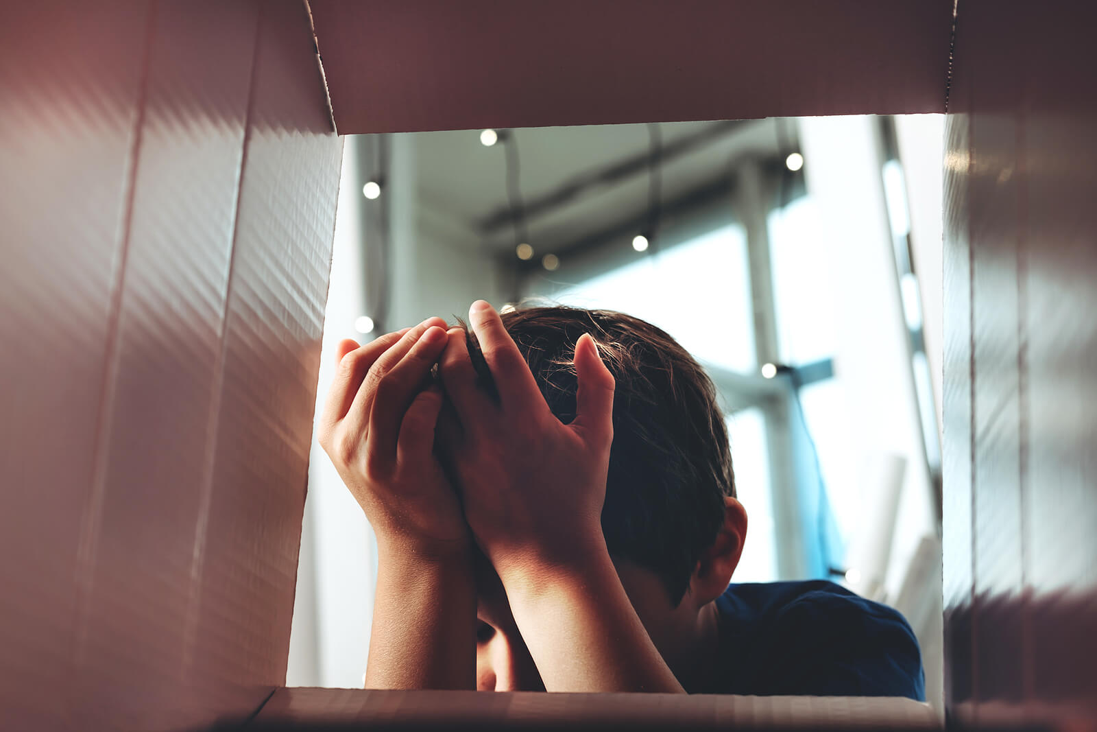 Niño mirando una cajita-come miedos para canalizar su temores.