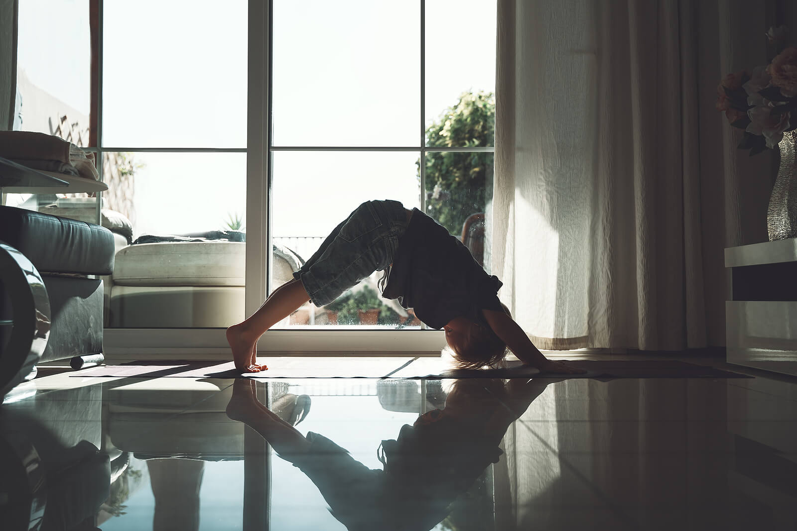 Niño haciendo una postura de yoga como parte de su meditación.