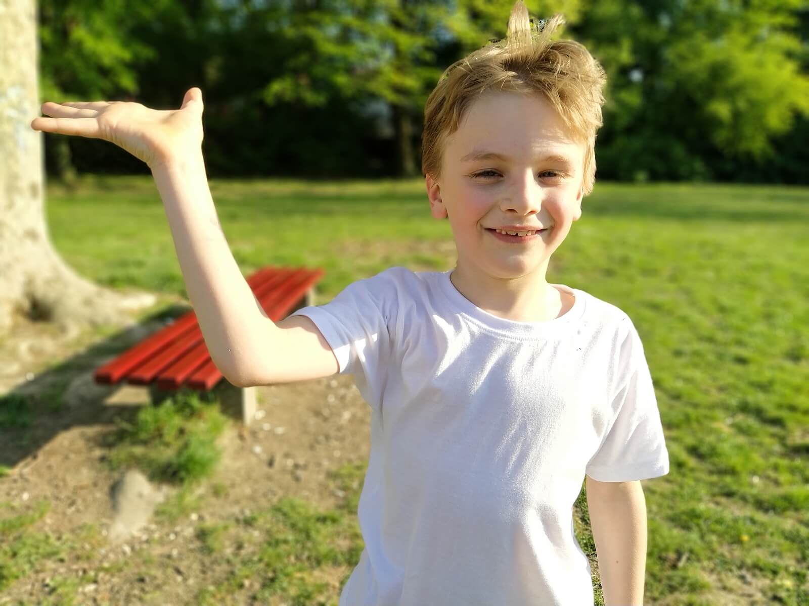 Niño de 7 años jugando al aire libre.
