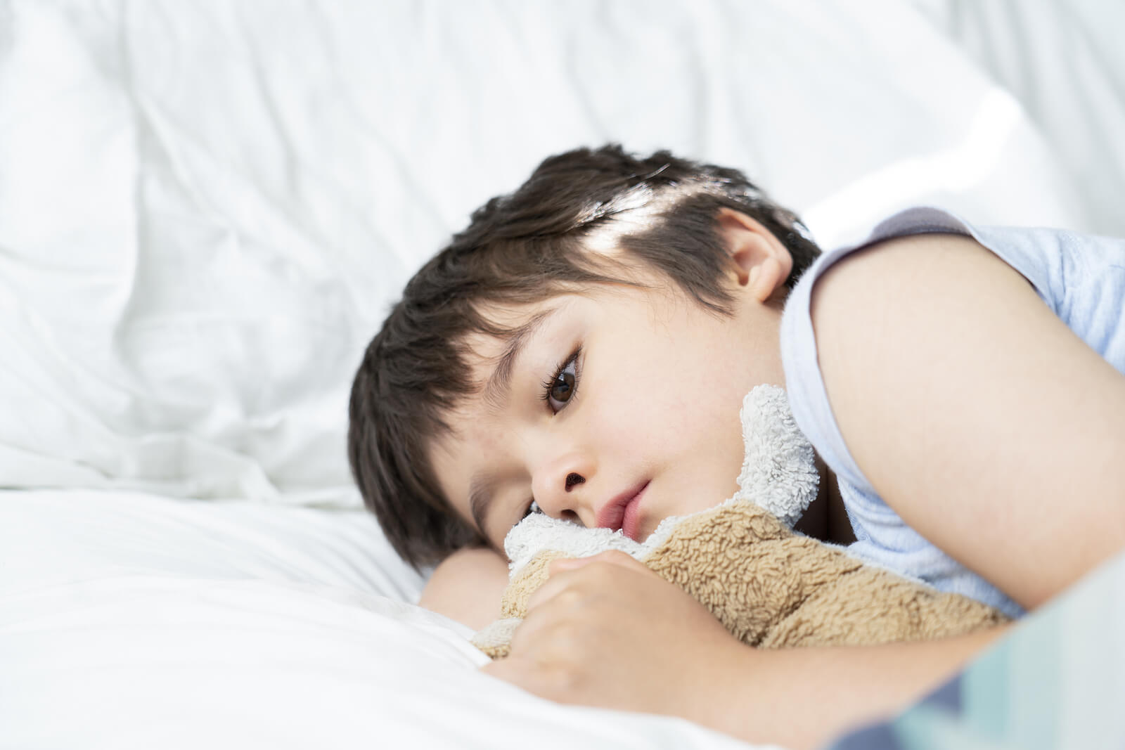 Niños tumbado en la cama preocupado por la crisis de los 7 años.