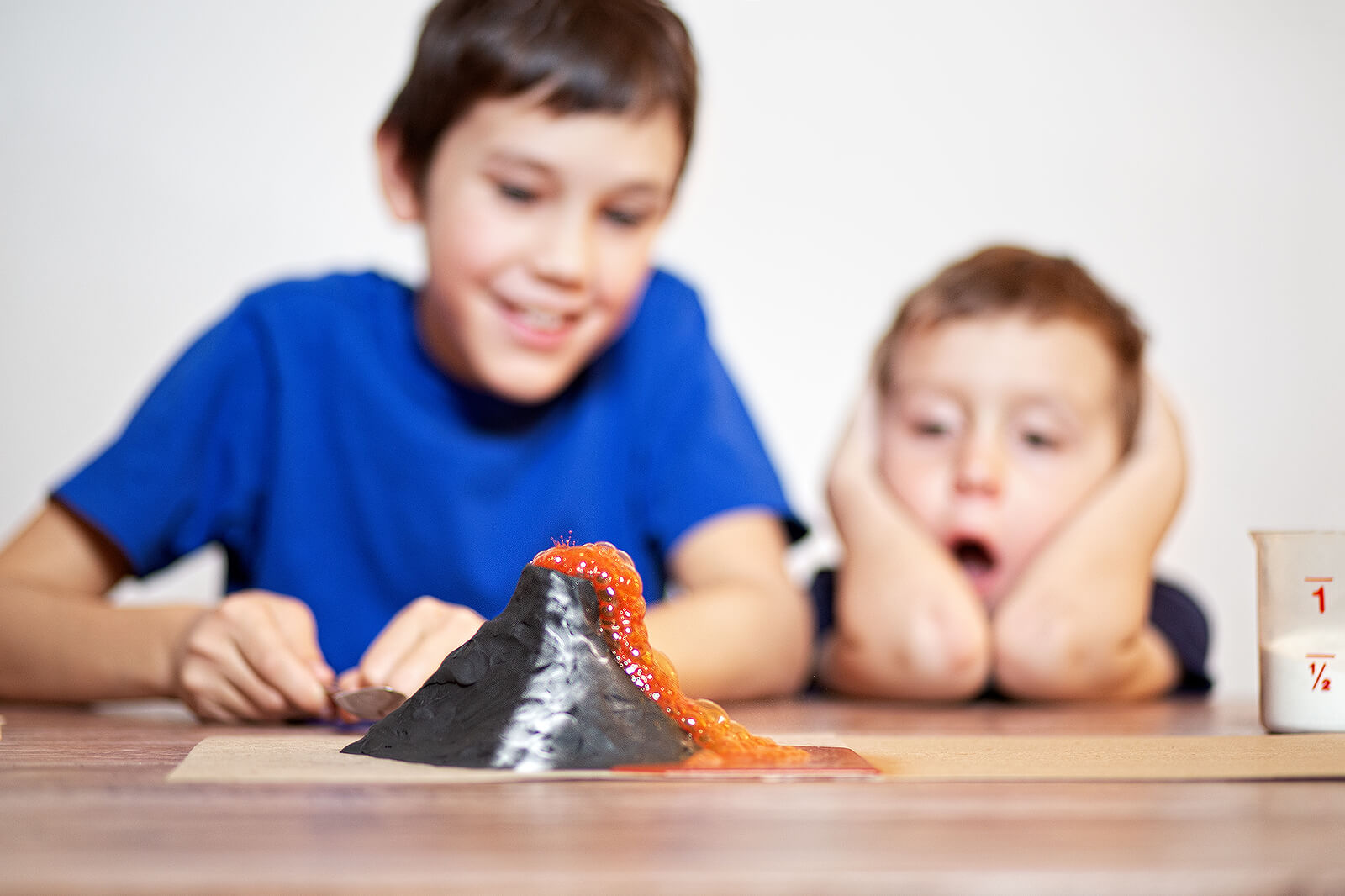 Niños aprendiendo autocontrol gracias a la técnica del volcán.