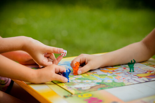 Niños jugando a juegos de mesa.