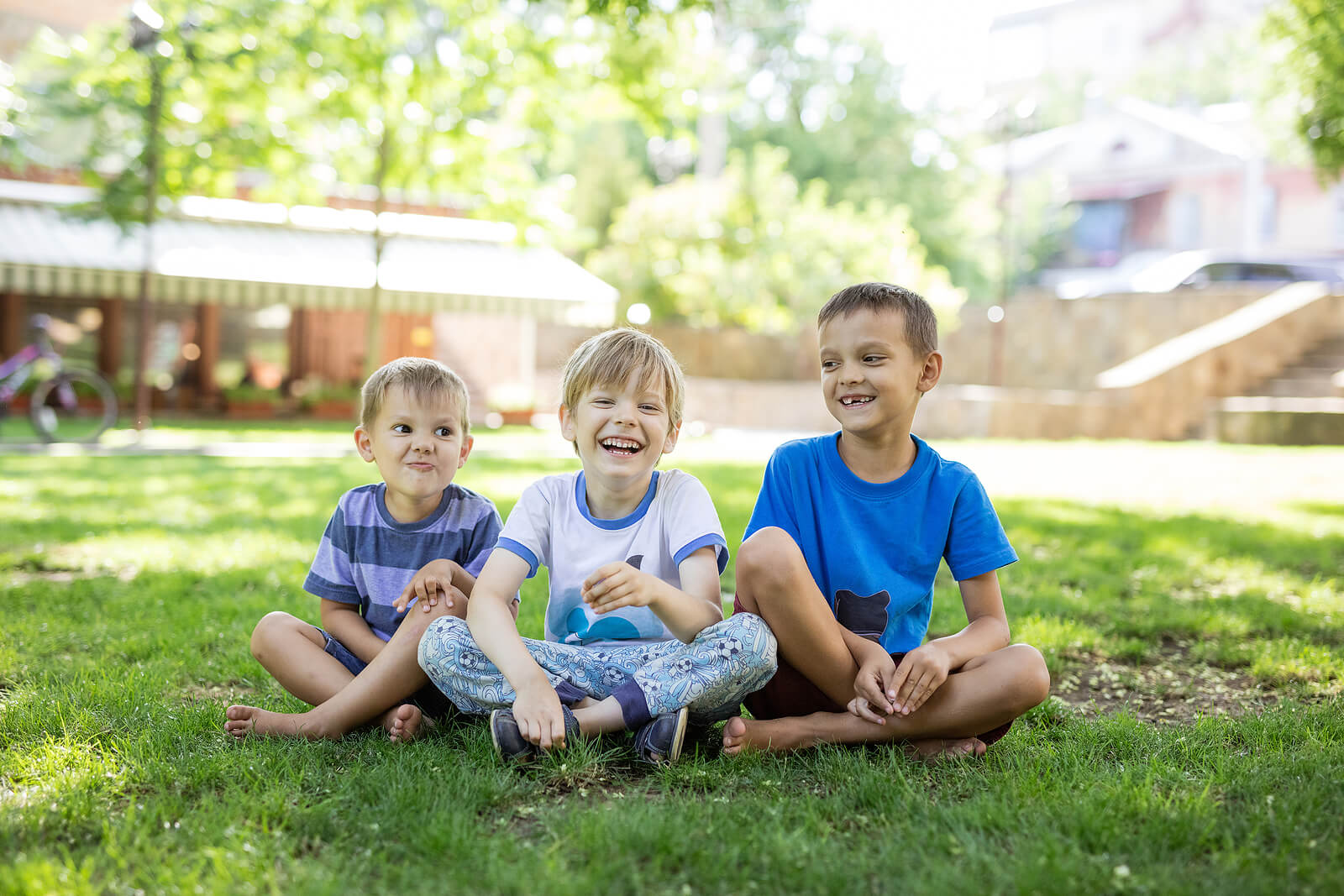 Primos pasando la tarde en el jardín de casa jugando.