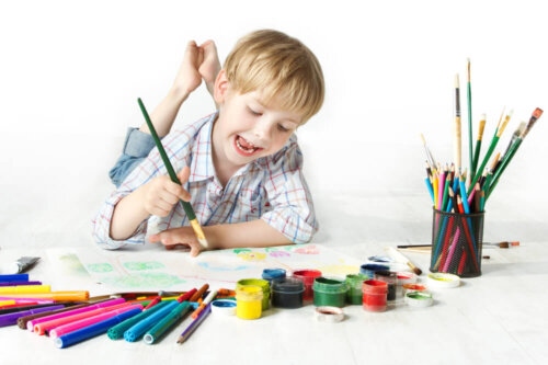 Niño haciendo el test del árbol con muchos colores.