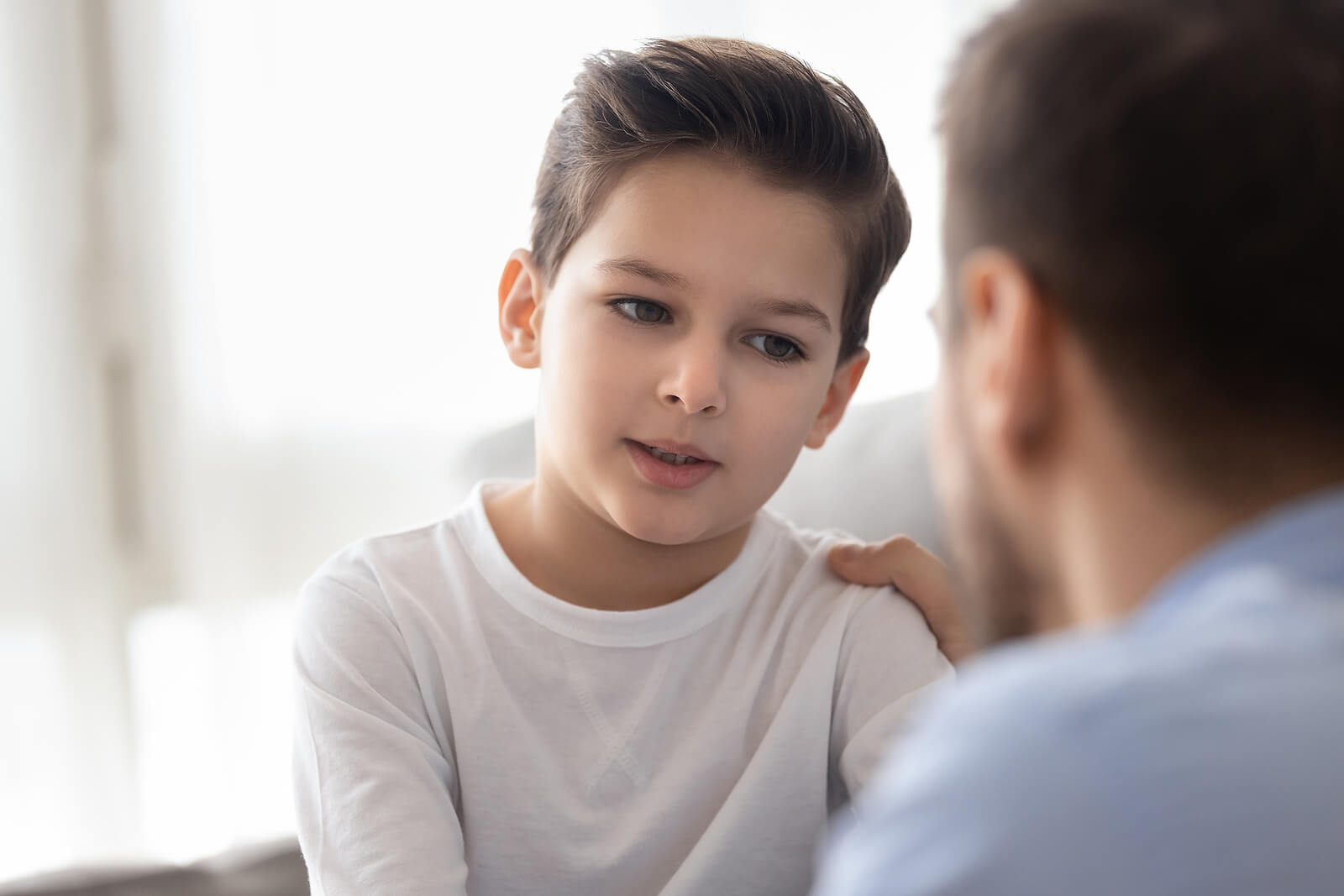 Een vader spreekt met respect tegen zijn zoon