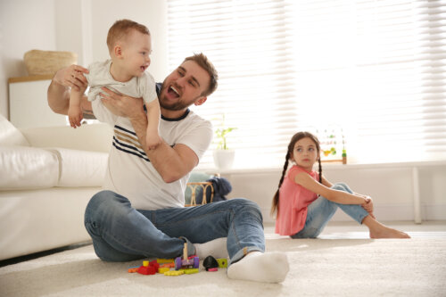 Errores de los padres que pueden generar celos en sus hijos