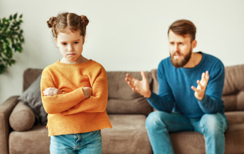 Padre intentando hablar con su hija para evitar las luchas de poder entre ellos.