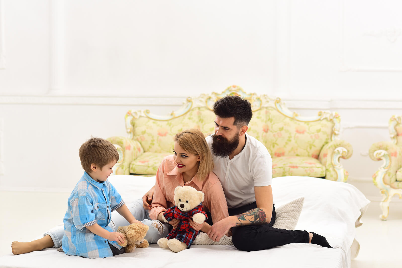 Padres hablando con su hijo para enseñarle a ser prudente.