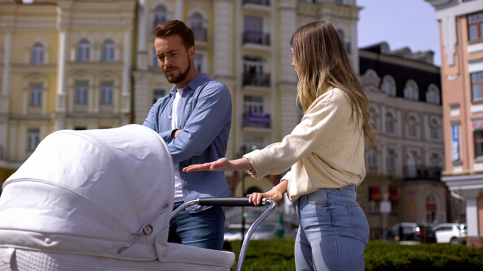 Padres discutiendo en la calle delante de su bebé, una de las cosas que hacen siendo padres y dijeron que no harían.