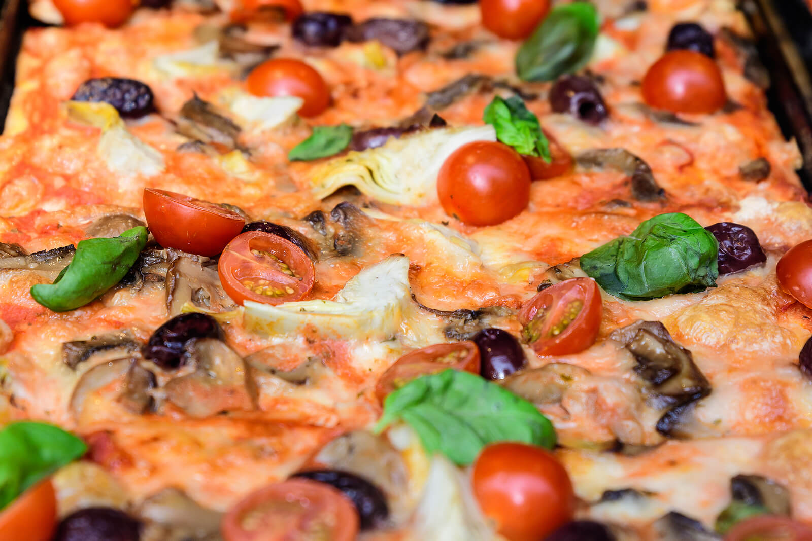 Pizza casera, una de las recetas de fast food saludable.