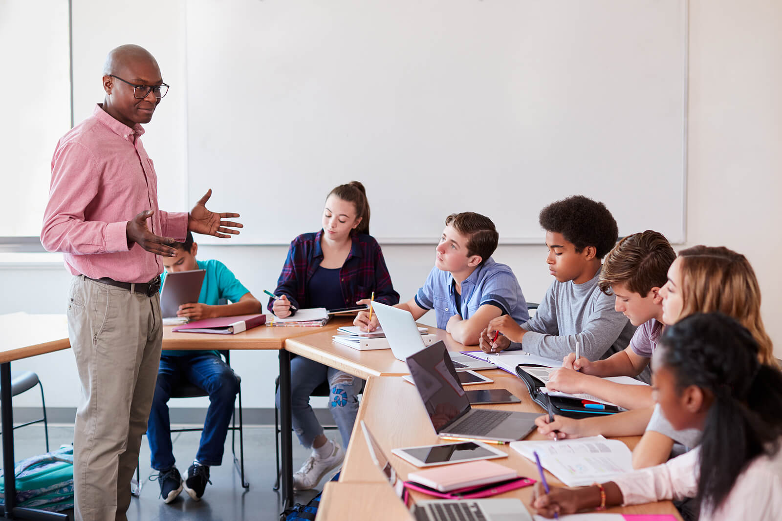 Insegnante che insegna ai suoi studenti attraverso l'apprendimento dell'indagine.