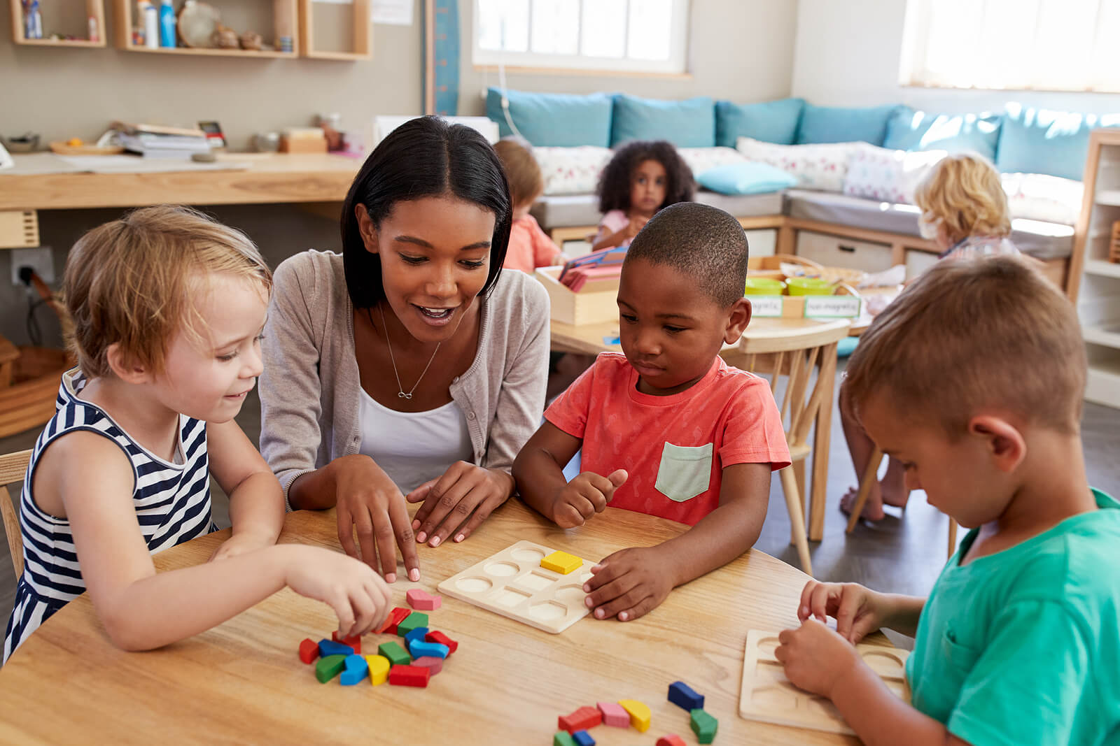 Enseignante avec ses élèves enseignant l'éducation de María Montessori à l'occasion de son 150e anniversaire.
