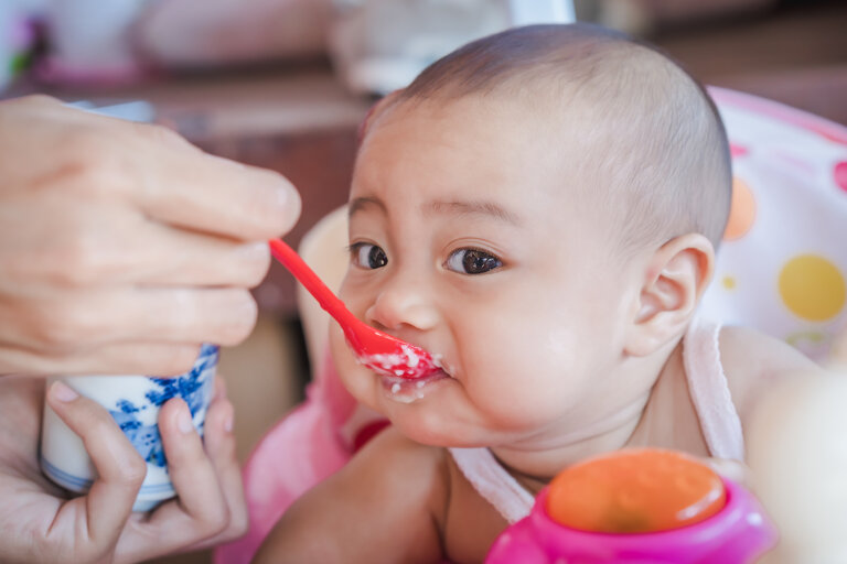 Gluten en la dieta del bebé: ¿a qué edad introducirlo y cómo hacerlo?