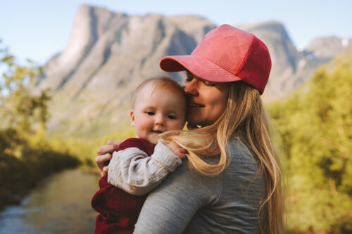 Mamá con su bebé en la montaña.