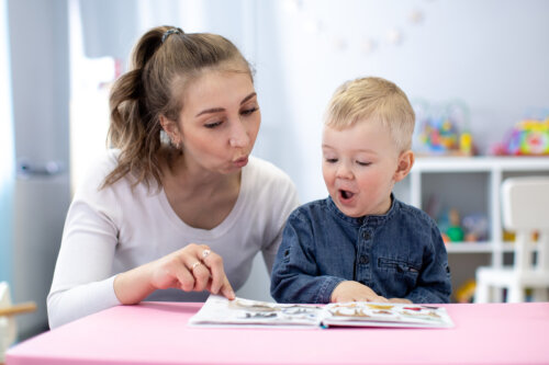 Madre e hijo leyendo un libro para desarrollar el lenguaje expresivo y receptivo.