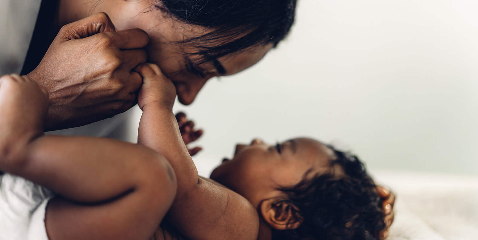 Mamá jugando con su bebé para que tenga un buen desarrollo emocional.