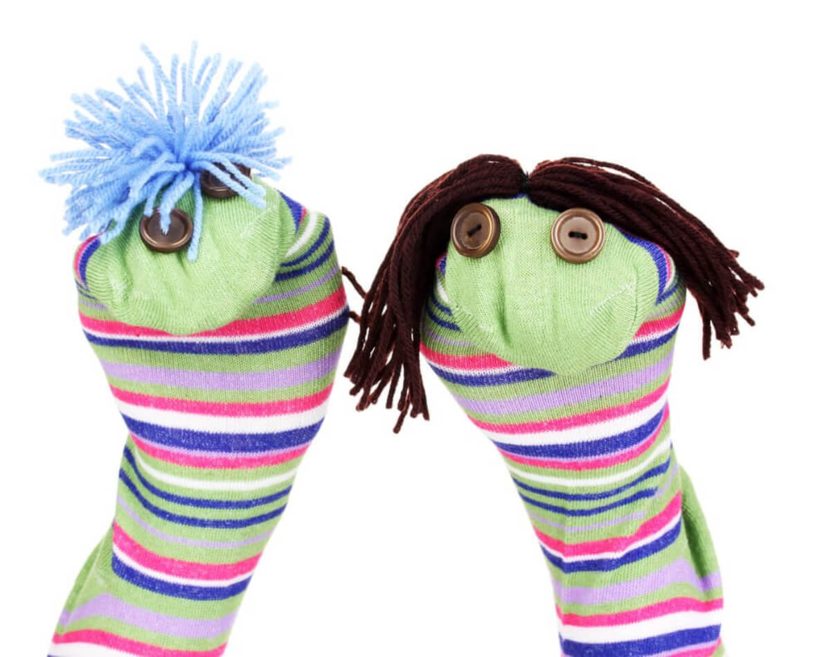 Deux marionnettes avec des chaussettes. 