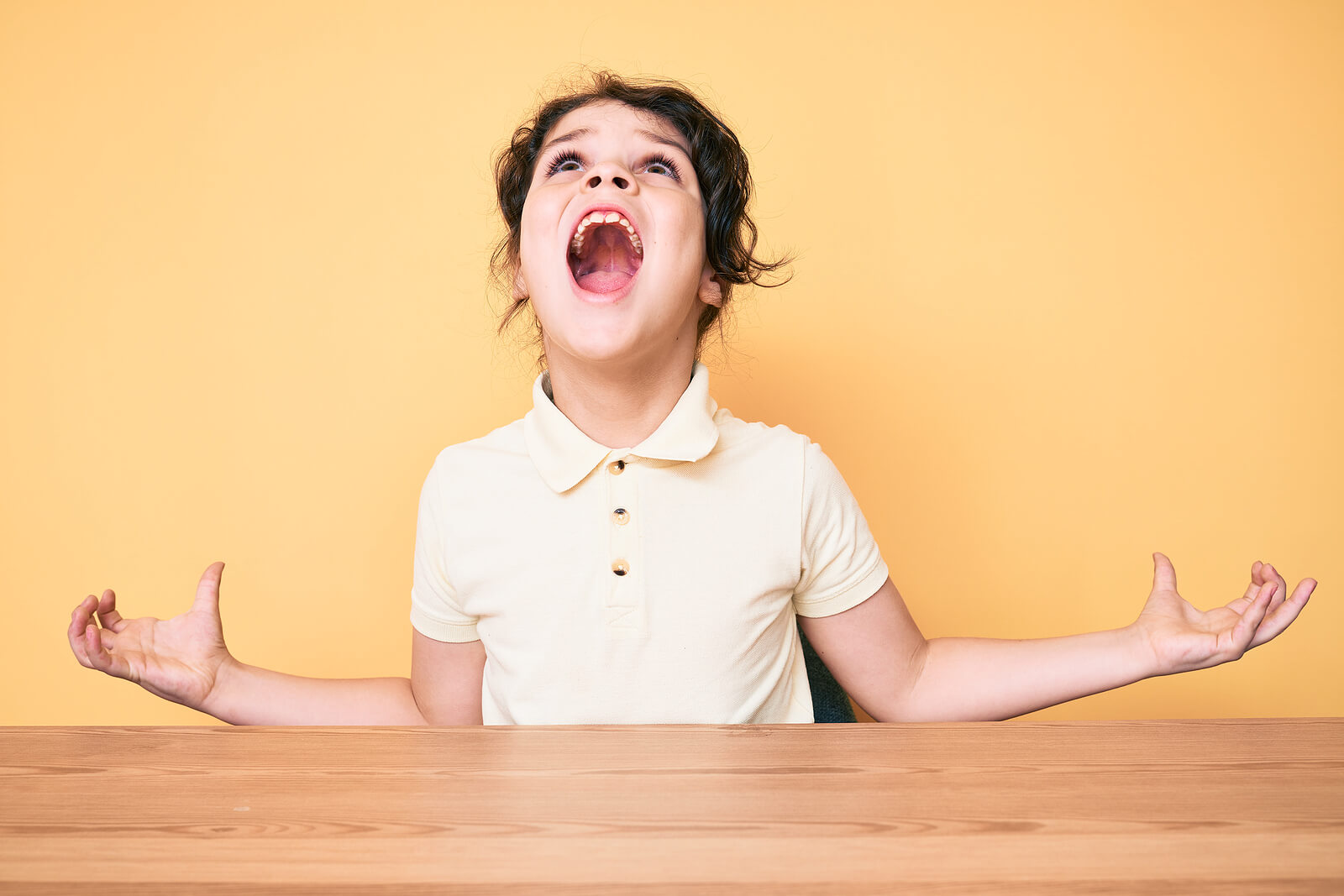 Niña gritando porque no comprenden que le pregunten por qué los niños se vuelven agresivos.