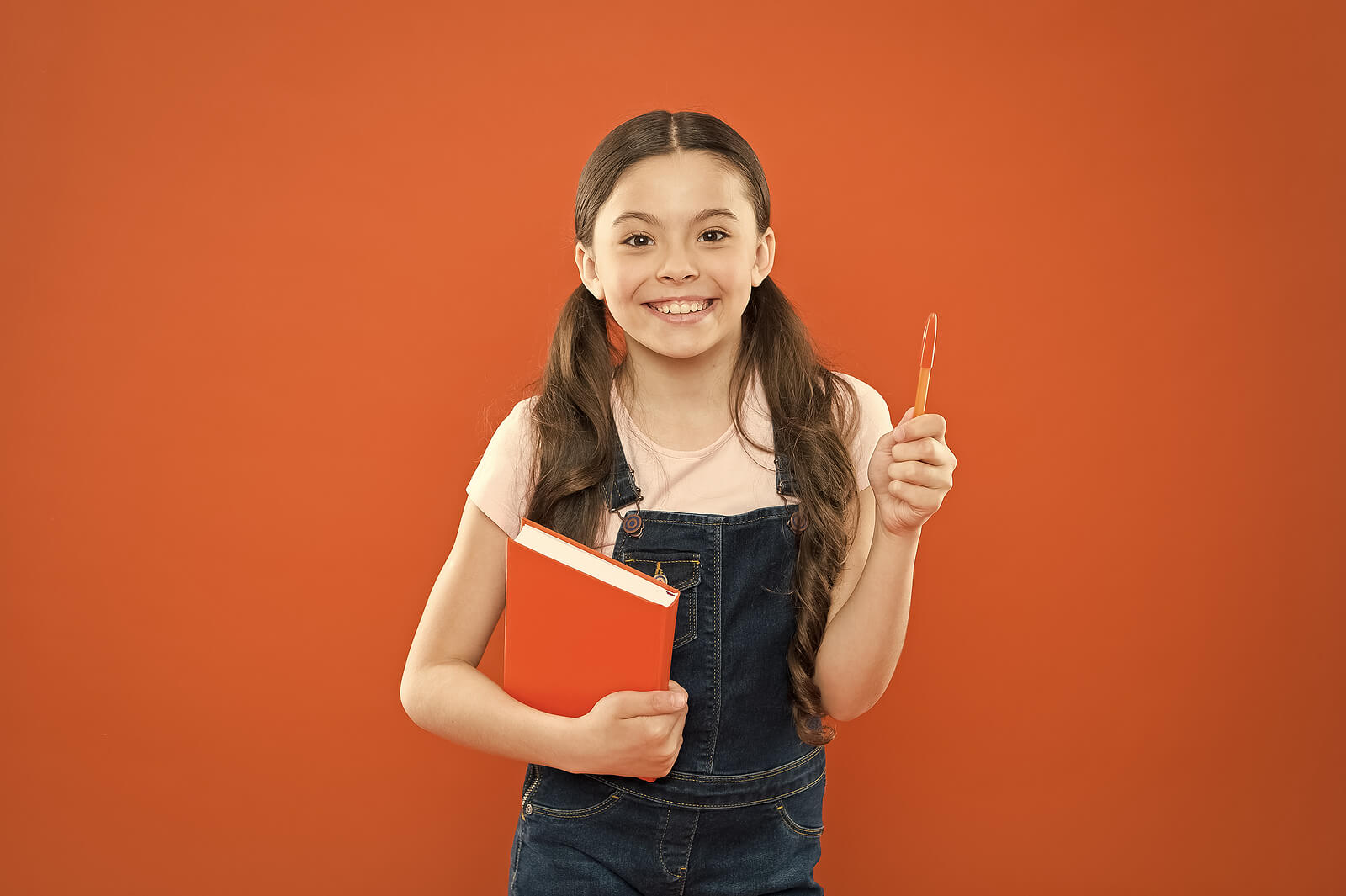 Niña contenta con su nueva agenda escolar.