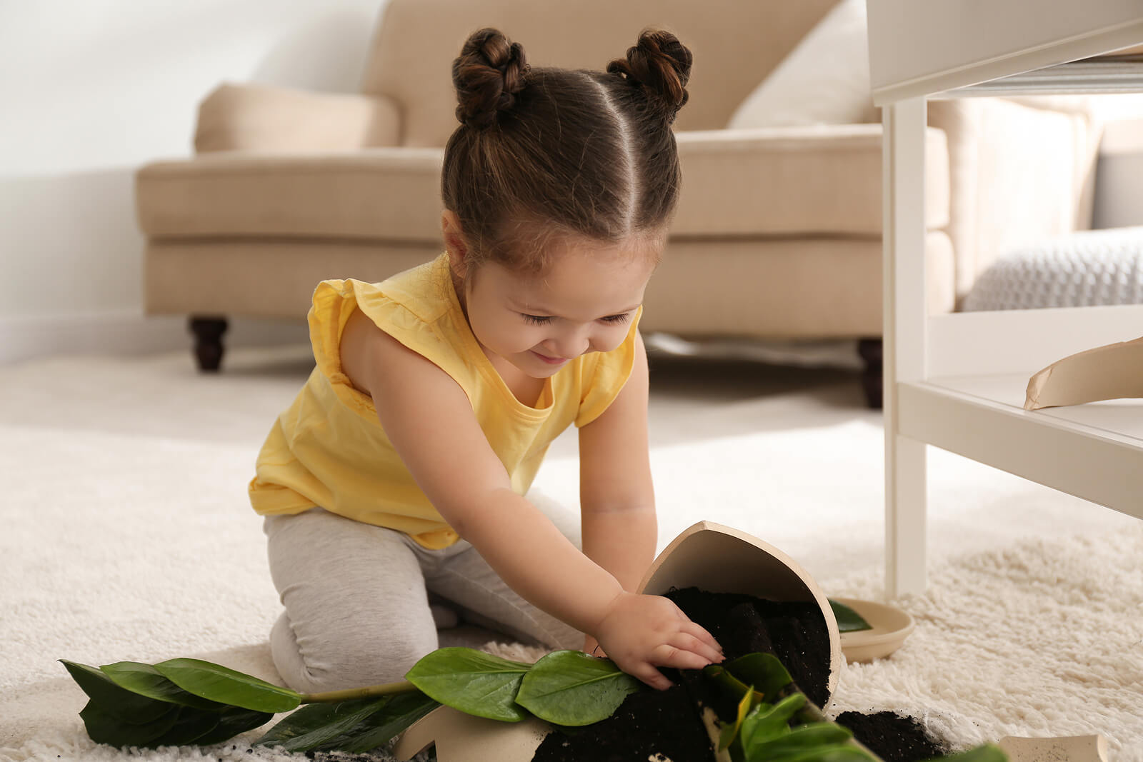 Niña rompiendo una maceta porque necesita más disciplina.